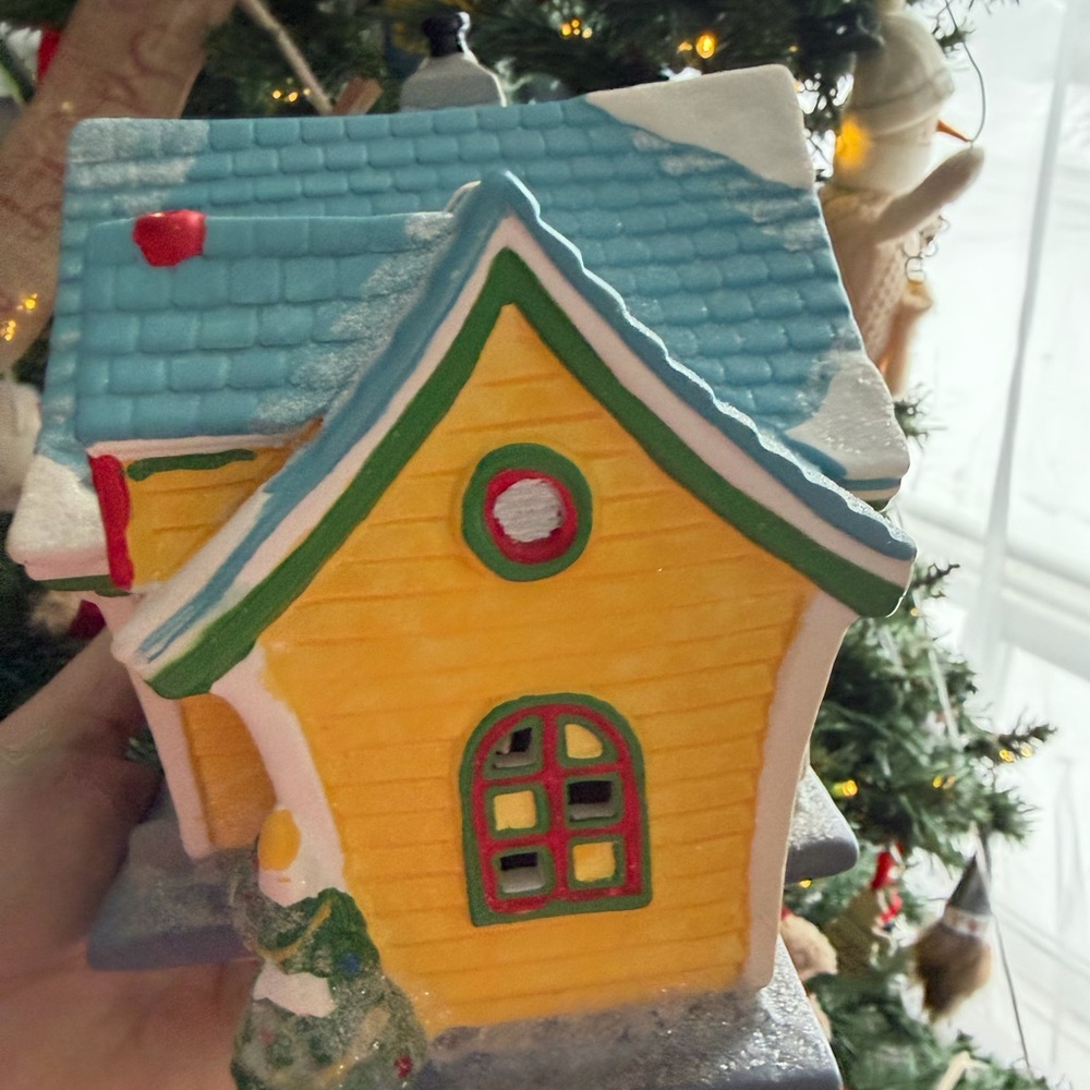 RETIRED Disney Dept 56 Mickey’s House Christmas Village w/ Box - Picture 5 of 7